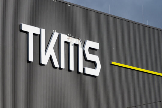 Kiel, Deutschland, 16.10.25, Logos und Werftanlagen von TKMS dem Marineschiffbaukonzern in Kiel, der am 20.10.25 von ThyssenKrupp an die B&ouml;rse gebracht wird