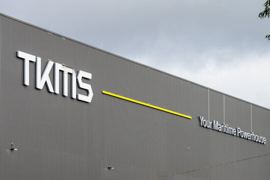 Kiel, Deutschland, 16.10.25, Logos und Werftanlagen von TKMS dem Marineschiffbaukonzern in Kiel, der am 20.10.25 von ThyssenKrupp an die B&ouml;rse gebracht wird