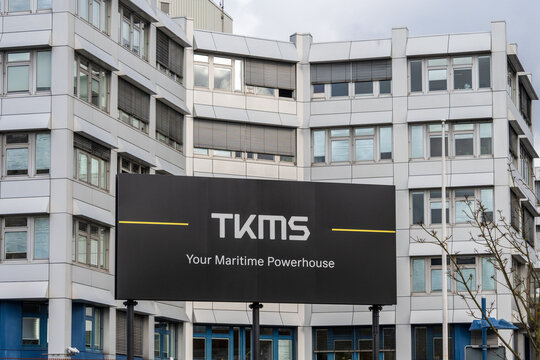 Kiel, Deutschland, 16.10.25, Logos und Werftanlagen von TKMS dem Marineschiffbaukonzern in Kiel, der am 20.10.25 von ThyssenKrupp an die B&ouml;rse gebracht wird