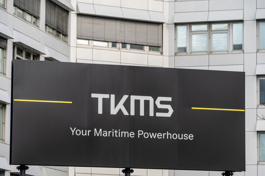 Kiel, Deutschland, 16.10.25, Logos und Werftanlagen von TKMS dem Marineschiffbaukonzern in Kiel, der am 20.10.25 von ThyssenKrupp an die B&ouml;rse gebracht wird