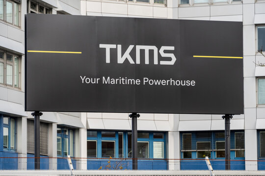Kiel, Deutschland, 16.10.25, Logos und Werftanlagen von TKMS dem Marineschiffbaukonzern in Kiel, der am 20.10.25 von ThyssenKrupp an die B&ouml;rse gebracht wird
