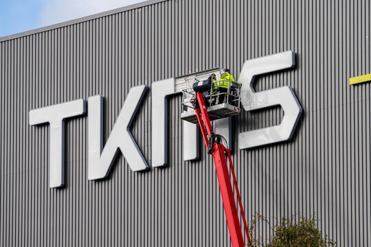 Kiel, Deutschland, 16.10.25, Logos und Werftanlagen von TKMS dem Marineschiffbaukonzern in Kiel, der am 20.10.25 von ThyssenKrupp an die B&ouml;rse gebracht wird