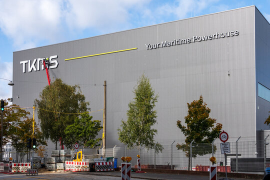 Kiel, Deutschland, 16.10.25, Logos und Werftanlagen von TKMS dem Marineschiffbaukonzern in Kiel, der am 20.10.25 von ThyssenKrupp an die B&ouml;rse gebracht wird