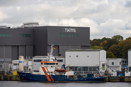 Kiel, Deutschland, 16.10.25, Logos und Werftanlagen von TKMS dem Marineschiffbaukonzern in Kiel, der am 20.10.25 von ThyssenKrupp an die B&ouml;rse gebracht wird
