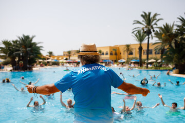 Wypoczynek w hotelu nad basenem © Trip