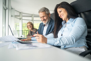 Obraz premium Business professionals discussing project strategy during meeting in office, teamwork and laptop communication