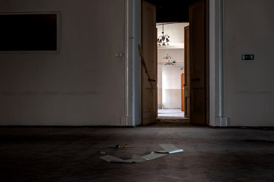  A beautiful hall in a huge abandoned palace. The interiors of an abandoned 18th-century palace. Beautiful architecture. 