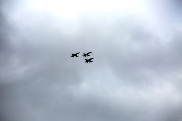 Vistas de aviones militares volando