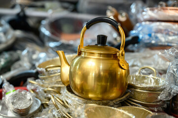 노란색 작고 귀여운 주전자 한개
