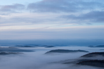 Kirschfelsen im Pfälzerwald im Herbst beim Sonnenaufgang mit Nebel in den Tälern