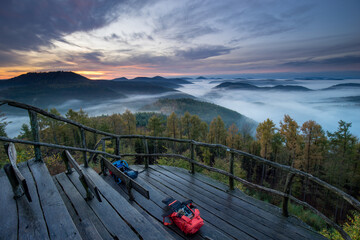 Kirschfelsen im Pfälzerwald im Herbst beim Sonnenaufgang mit Nebel in den Tälern