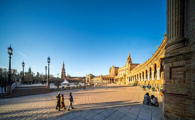 Obraz premium Wide-angle view of Plaza de España at sunset in Seville
