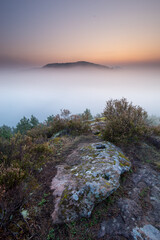 Herbstlicher Sonnenaufgang am Nesselberg in Lug mit Nebel in den Tälern