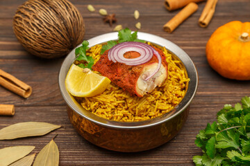 Biryani au poulet – riz basmati parfumé aux épices, plat traditionnel indien et sri-lankais, servi sur une table en bois
