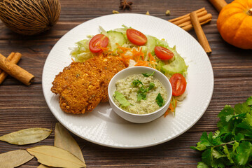 Kadala Vadai – beignets croustillants sri-lankais aux pois chiches servis sur une table en bois
