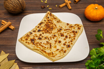 Roti sri-lankais &ndash; cr&ecirc;pe traditionnelle servie sur une table en bois