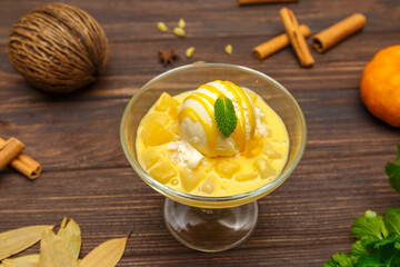 Salade de fruits avec sorbet – dessert indien frais et coloré servi sur une table en bois