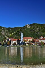 Burgruine und Dorf Dürnstein in der Wachau, vertikal