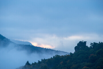 Ruine Falkenburg in Wilgartswiesen im herbstlichen Sonnenaufgang mit Nebel in den Tälern