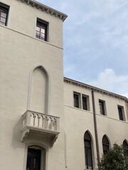 Porta murata con balconcino 