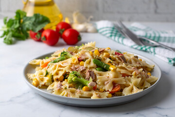 Pasta salad with tuna and vegetables