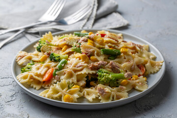 Pasta salad with tuna and vegetables