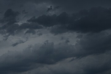 Obraz premium Blue sky with scattered white cumulus clouds