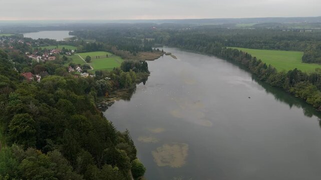Nebliger Herbsttag in Oberbayern mit Blick auf den Lechfluss und dichte Waelder. Eine ruhige Naturaufnahme aus dem Herzen von Bayern.