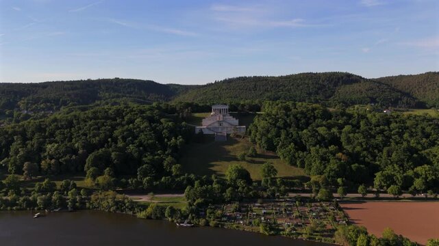Luftaufnahme des Walhalla Denkmals in Bayern, Deutschland. Neoklassizistisches Bauwerk umgeben von Natur und Wald. 