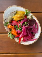 Schale mit buntem Gem&uuml;se.