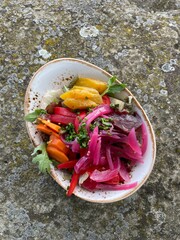 Schale mit buntem Gem&uuml;se.