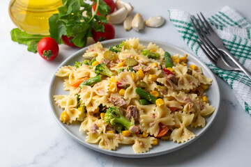 Pasta salad with tuna and vegetables