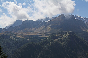 dietro le rocce nere del Padon e della Mesole si intravvede la Marmolada