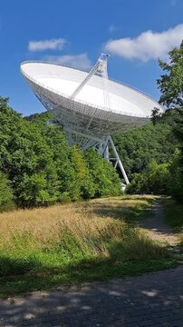 radioteleskop, effelsberg, max, planck, institut, radioastronomie, nordrhein-westfalen, deutschland, bad m&uuml;nstereifel, wissenschaft, forschung, astronomie, technik, gigantisch, gross, eifel, tal, wald