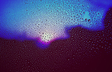 水滴のついた窓越しの青い風景　夕暮れ　エモーショナル　ノスタルジック　雨上がり　湿気　背景