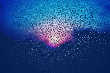 水滴のついた窓越しの青い風景　夕暮れ　エモーショナル　ノスタルジック　雨上がり　湿気　背景