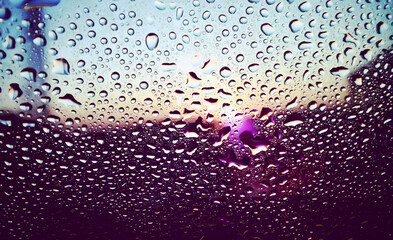 水滴のついた窓越しの風景　夕暮れ　エモーショナル　ノスタルジック　雨上がり　湿気　背景