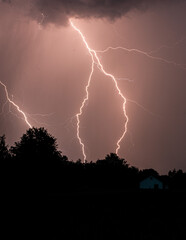 Piorun podczas letniej burzy