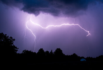 Piorun podczas letniej burzy