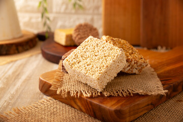 Alegrias. Typical Mexican candy made from amaranth seeds and honey or sugar, it is molded into various shapes, such as bars or sugar skulls. This is the most common way to consume amaranth. Superfood.