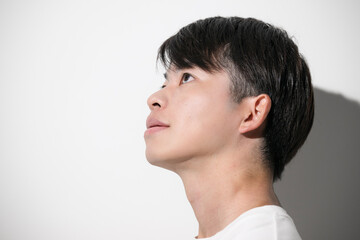 Fototapeta premium 若い20代男性の顔のクローズアップ 脱毛やスキンケアと美容とビューティーイメージ横顔