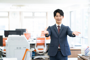 オフィスで働く若いビジネスマン