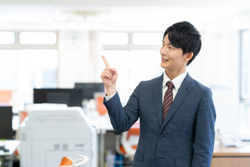 オフィスで働く若いビジネスマン