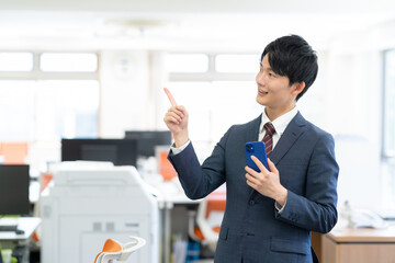 オフィスで働く若いビジネスマン