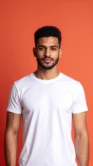 Obraz premium A young man with vibrant curly hair stands confidently, his locks bouncing slightly in the breeze, showcasing a warm smile and casual attire.