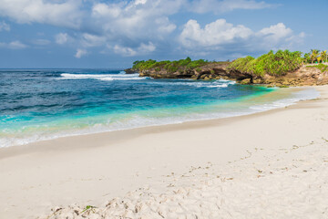 Obraz premium Tropical sandy beach with blue ocean in paradise island, Indonesia