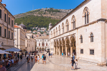 Obraz premium Dubrovnik Old Town street scene with historical architecture and tourists