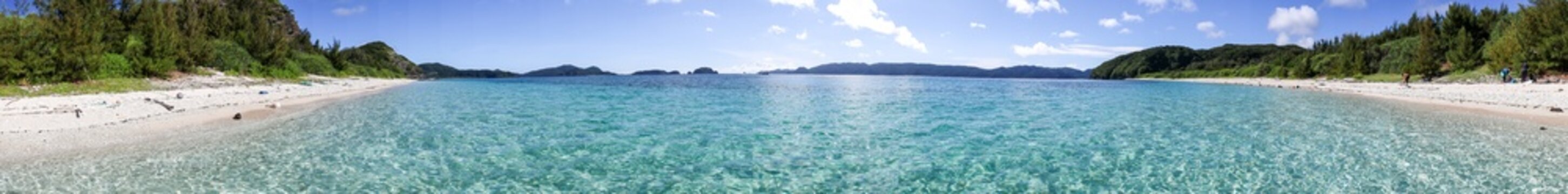 安室島の白砂ビーチの半水面撮影。観光客やパラソル、テントが見える。美しいサンゴ礁と熱帯魚の群れ。
安室島沖縄県
島尻郡慶良間諸島座間味島-2025
サンゴの産卵があり卵が漂う。沖縄本島から40km西方の諸島。30以上の島嶼群全体が国立公園に指定。珊瑚礁の青い海と白い砂浜は世界屈指の美。貴重な動植物が多数生息。
