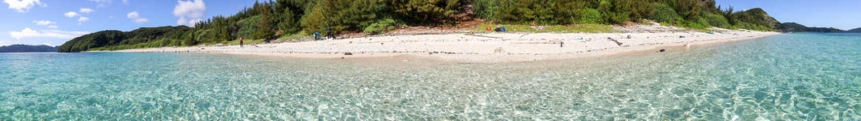 安室島の白砂ビーチの半水面撮影。観光客やパラソル、テントが見える。美しいサンゴ礁と熱帯魚の群れ。
安室島沖縄県
島尻郡慶良間諸島座間味島-2025
サンゴの産卵があり卵が漂う。沖縄本島から40km西方の諸島。30以上の島嶼群全体が国立公園に指定。珊瑚礁の青い海と白い砂浜は世界屈指の美。貴重な動植物が多数生息。
