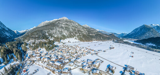 Die Ortschaft Vorderhornbach im Tiroler Lechtal aus der Vogelperspektive